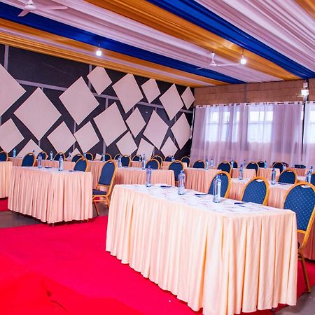 Buraha Zenoni Hotel And Resort ナクル エクステリア 写真