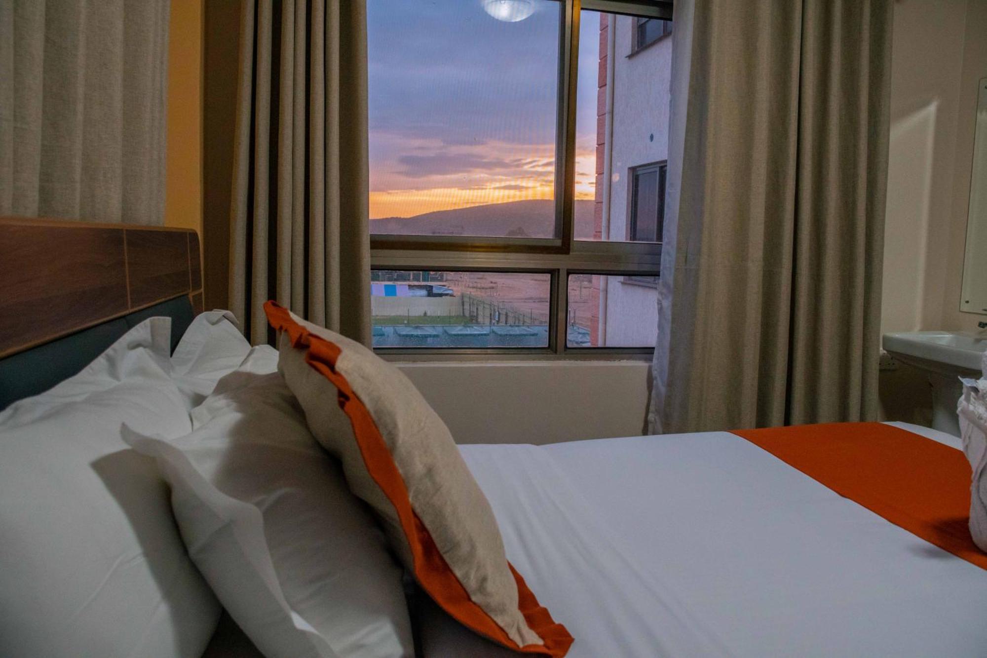 Buraha Zenoni Hotel And Resort ナクル エクステリア 写真