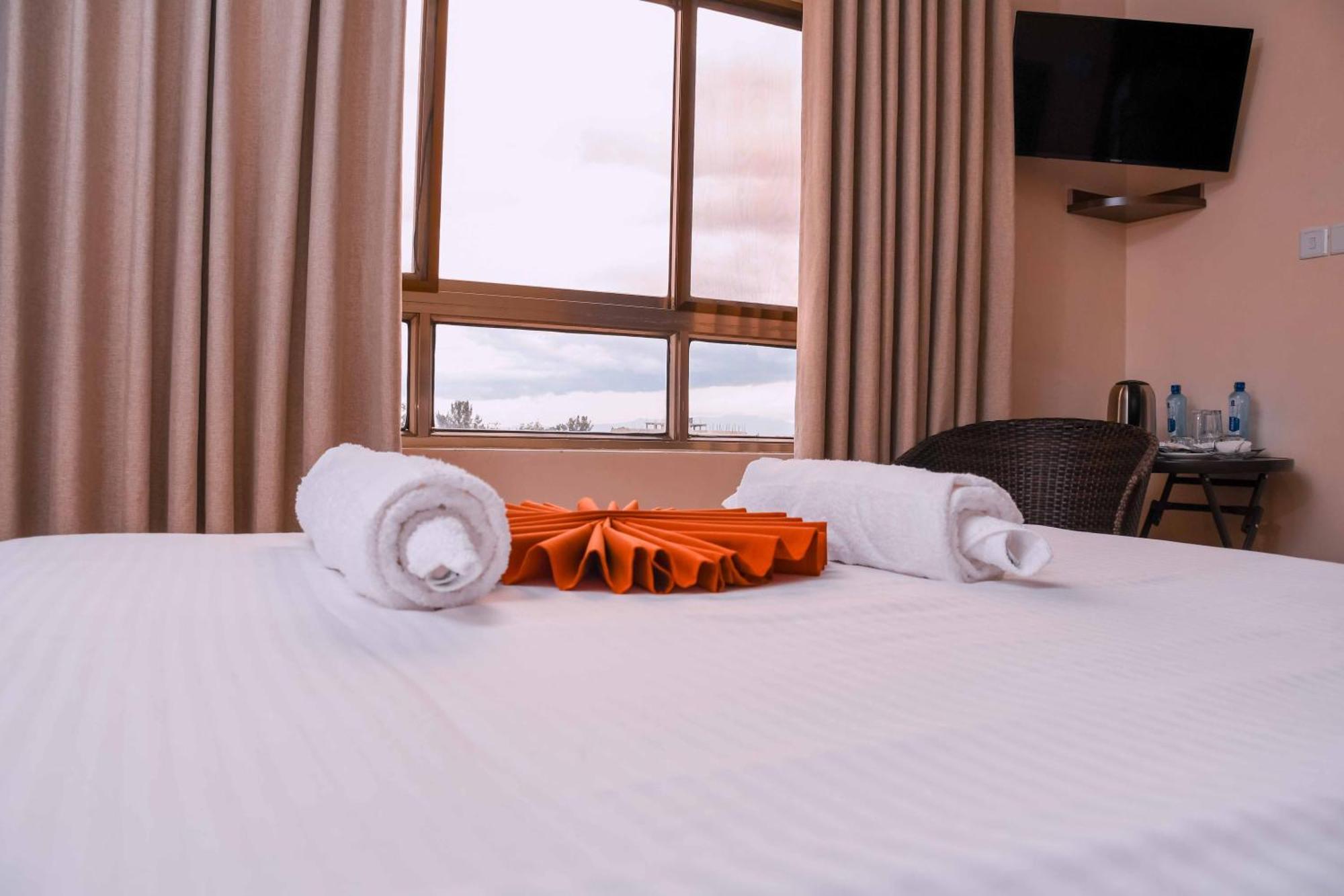 Buraha Zenoni Hotel And Resort ナクル エクステリア 写真
